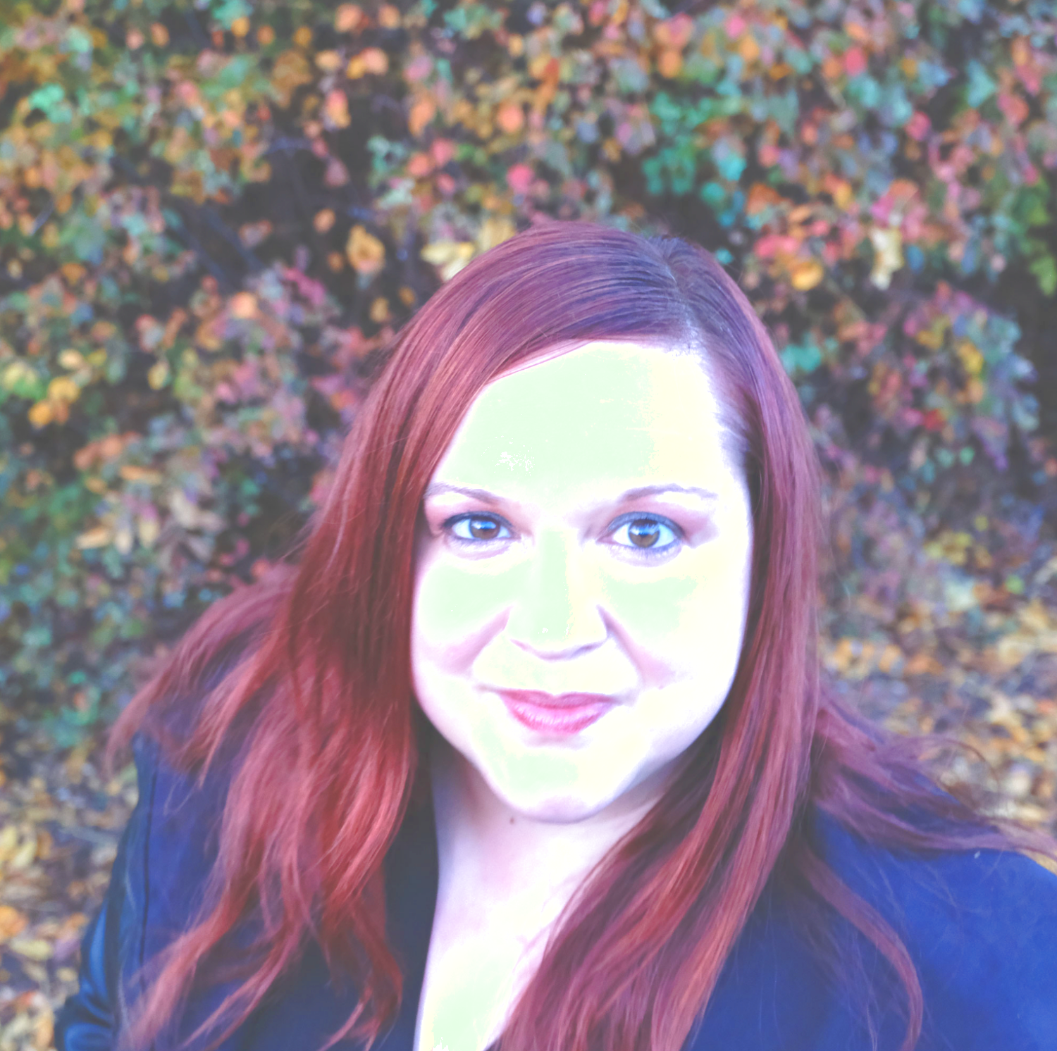 Das Porträt einer Frau (Margareta Ferec-Petric). Sie schaut von hinten geradeaus und trägt ein dunkelblaues Oberteil. Im Hintergrund sind grüne Pflanzen zu sehen.